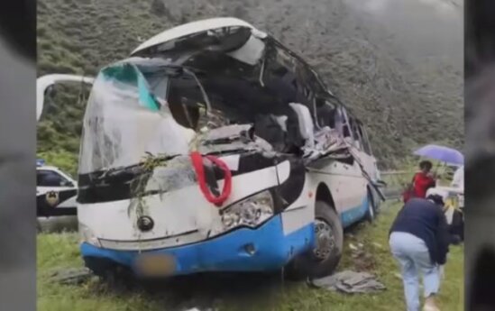 Qaya parçası avtobusu AŞIRDI: Ölənlər VAR - Video