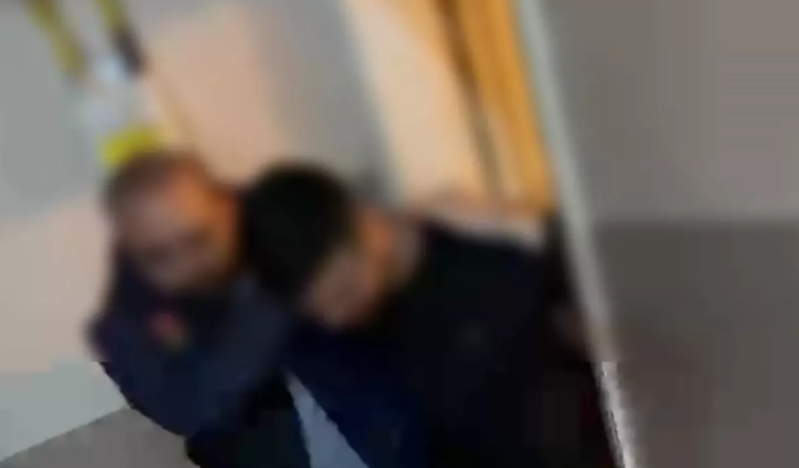 41 il cəza alan şübhəli qapıda polisi görəndə intihara cəhd etdi - VİDEO