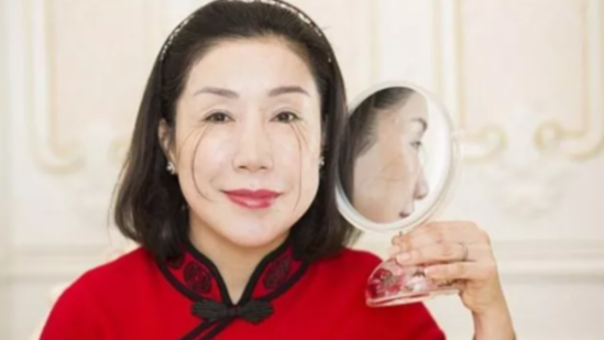 Çinli qadın kirpikləri ilə rekord qırdı