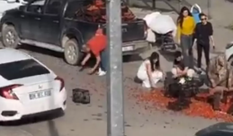 Çiyələk daşıyan avtomobil qəza etdi, vətəndaşlar görün nə etdilər