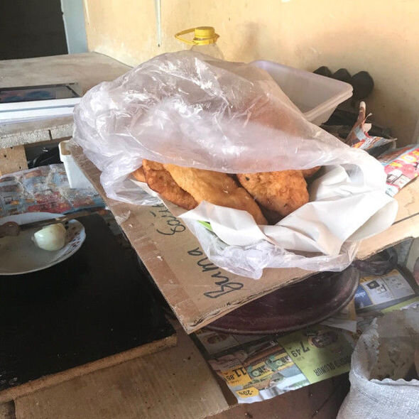 Bakıda unitazın yanında çörək bişirirlər - FOTO