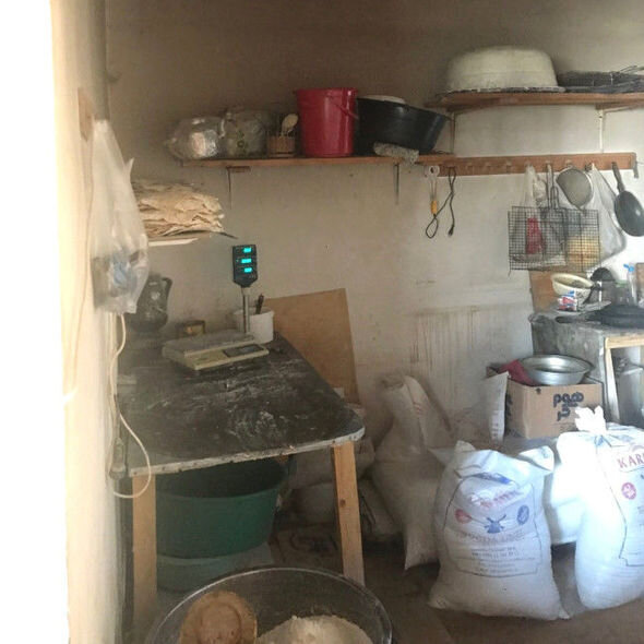 Bakıda unitazın yanında çörək bişirirlər - FOTO