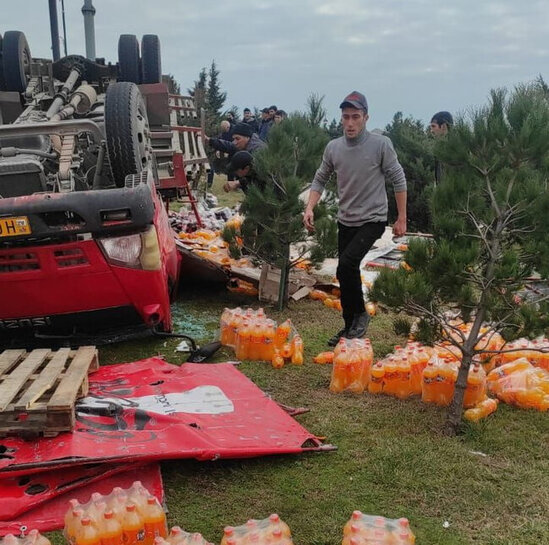 "Coca-Cola"nın maşını aşdı, içkilər yerə dağıldı – VİDEO