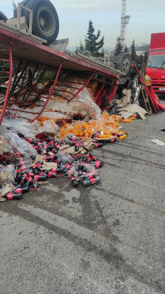 "Coca-Cola"nın maşını aşdı, içkilər yerə dağıldı – VİDEO