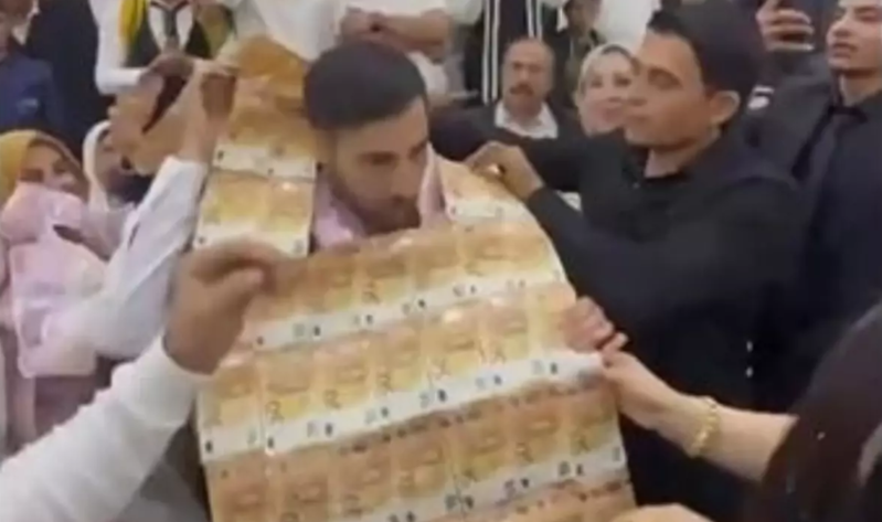 Toyda gəlin və bəyə puldan hazırlanmış paltar hədiyyə edildi - VİDEO