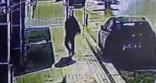Çayxananı yandırmaq üçün üzərinə zibil torbası keçirdi - VİDEO