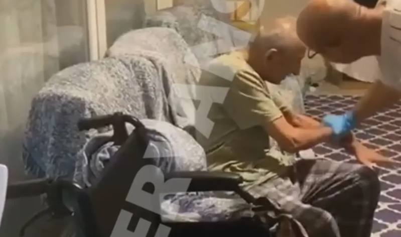 Qocalar evinin işçisi yaşlı kişini döyərək öldürüb - VİDEO