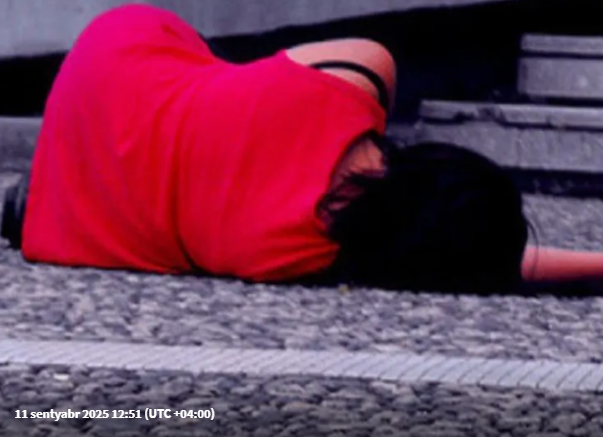 Qızını vəhşicəsinə döyüb binadan atdı