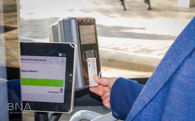 Bu avtobusda da ödəniş KARTLA OLACAQ