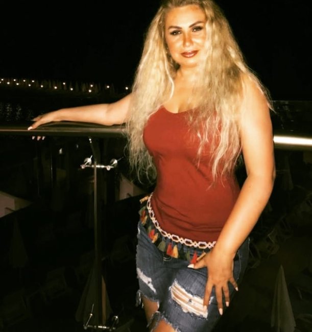 50 yaşlı Könül Kərimova qısa şortikdə - FOTO