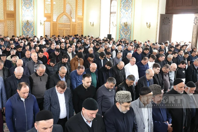 Təzəpir məscidində bayram namazı qılındı (FOTO)