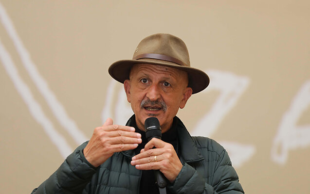 Reza Deqati Parisdəki aksiyaları işıqlandırarkən xəsarət alıb