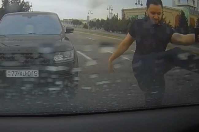 Bakıda "Range Rover" sürücüsü qadın təlimçinin olduğu maşına təpik atdı - ANBAAN GÖRÜNTÜLƏR