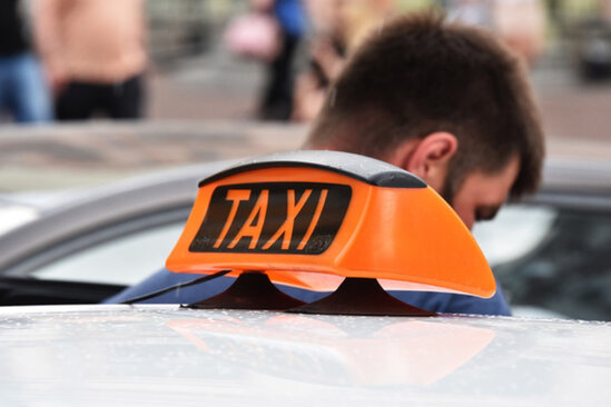 Azərbaycanlı taksi sürücüsü DİN rəsmisini qarət etdi