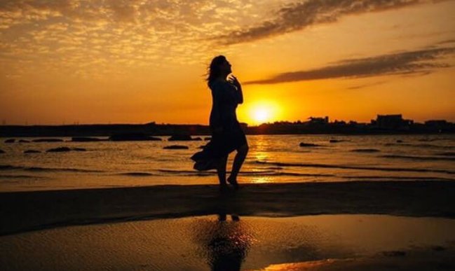 Əməkdar artist dəniz qırağında - FOTOLAR