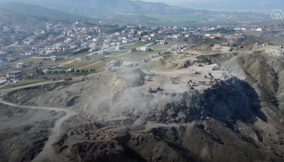 Zəlzələnin dağıntılarından "dağ" əmələ gəldi - Fotolar+Video