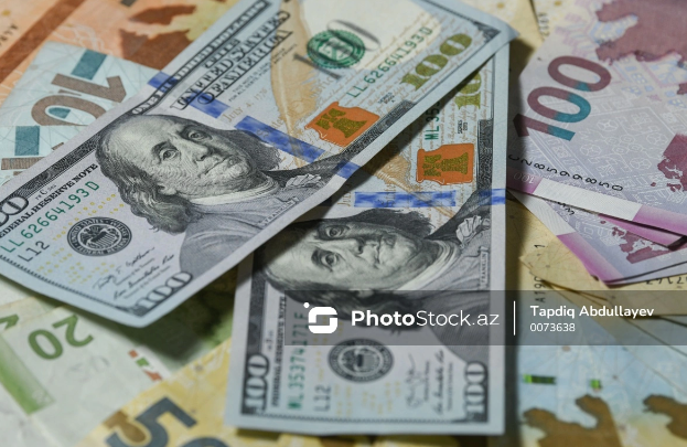 Bakıda işlədiyi evdə oğurladığı dollarların yerinə saxtalarını qoyan usta saxlanılıb