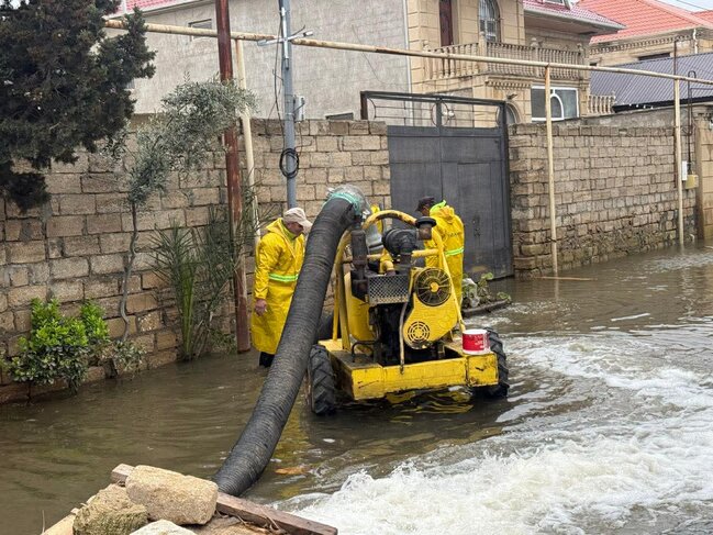 Bakıda intensiv yağışlar fəsadlar törətdi: qurumlar gücləndirilmiş rejimdə işləyir