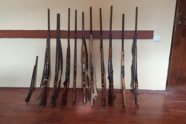 Ağsuda vətəndaşlar qanunsuz saxladıqları 11 ov tüfəngini polisə könüllü təhvil veriblər