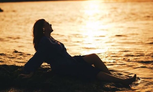 Əməkdar artist dəniz qırağında - FOTOLAR