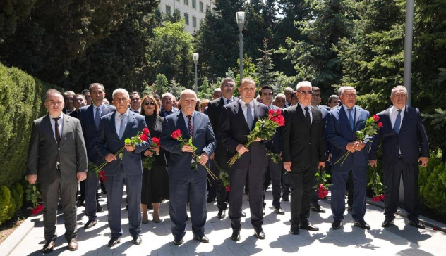 Azərbaycan Həmkarlar İttifaqları Konfederasiyasının kollektivi Heydər Əliyevin məzarını ziyarət edib