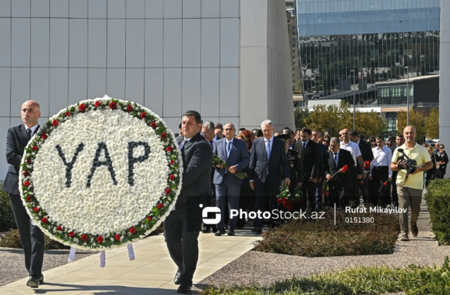 27 Sentyabr - Anım Günü ilə əlaqədar dövlət və hökumət rəsmiləri Zəfər parkını ziyarət ediblər - FOTO+YENİLƏNİB