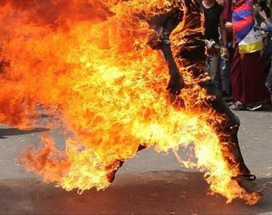 Oğlunun gözü önündə atasını diri-diri yandırdı — Azərbaycanda dəhşətli hadisə