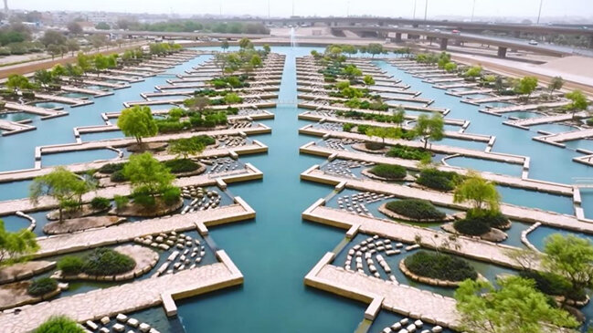 Səhranın mərkəzində çiçəklənən sahilləri olan çay: Bunu necə yaradıblar?