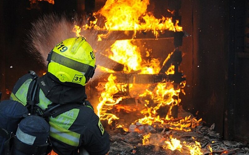 Qobuda içərisində avtomobil olan təmir sexi yanıb