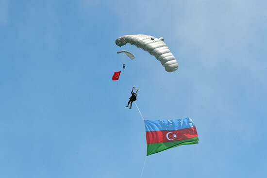 Türkiyə səmasında Azərbaycan bayrağı dağlandırıldı - FOTO