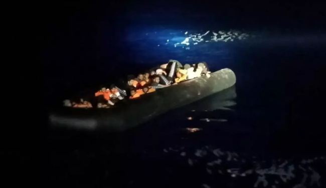 İzmir sahillərində batan rezin qayıqdan 37 miqrant xilas edilib