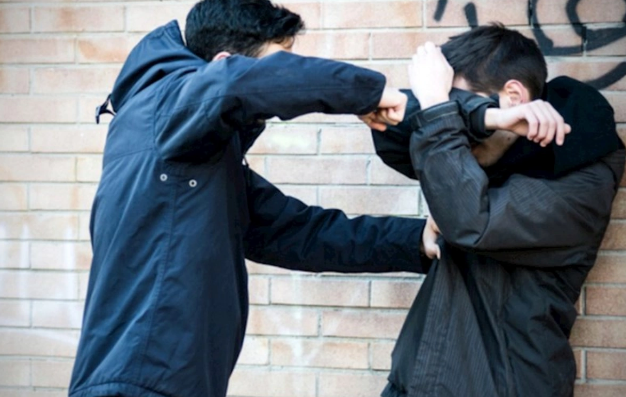 Kürdəmirdə küsən arvadının arxasınca gedən kişi qaynı tərəfindən döyüldü