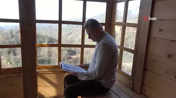 Təqaüdçü ağacın gövdəsində tikdiyi ikimərtəbəli evlə mühəndisləri heyrətə gətirdi - FOTO/VİDEO