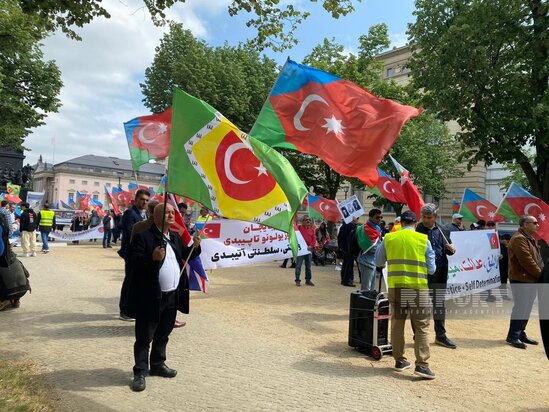 Güney azərbaycanlılar Berlində aksiya keçirirlər - FOTO/VİDEO