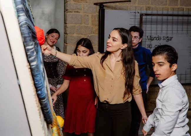 Leyla və Arzu Əliyevalar qızları ilə sərgidə... - Fotolar