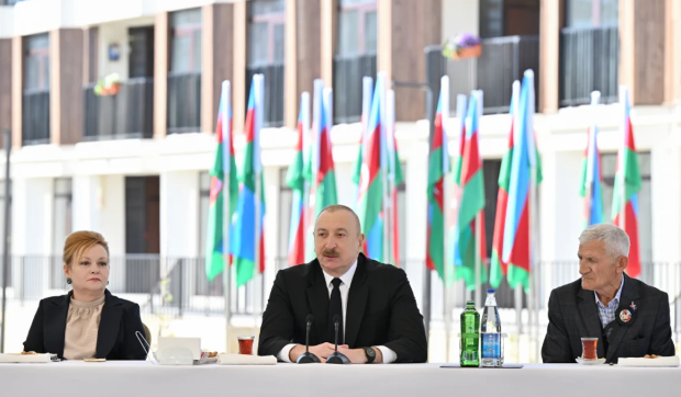 Prezident İlham Əliyev Zəngilan şəhərindəki ilk yaşayış kompleksinə köçən ailələrlə görüşüb - YENİLƏNİB+FOTO - VİDEO