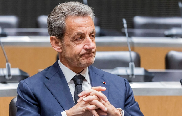 Makrondan əfv istəməklə bağlı Sarkozi qərarını açıqladı