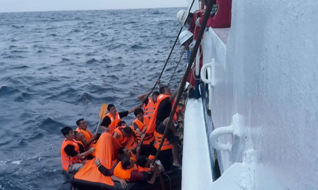 Cənubi Çin dənizində Vyetnama aid gəmi batıb, 23 nəfər itkin düşüb