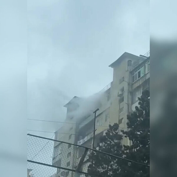 Bakıda doqquz mərtəbəli bina yanır - VİDEO