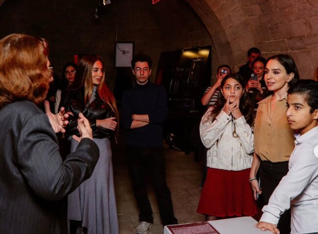 Leyla və Arzu Əliyevalar qızları ilə sərgidə... - Fotolar