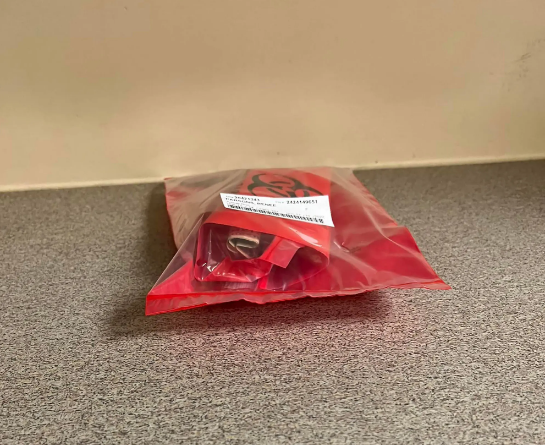 EHTİYATLI OLUN: Yerdən pulu götürən kimi dili tutuldu, xəstəxanalıq oldu - FOTO