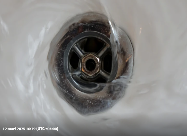 Qaynar suyu mətbəx qəfəsinə tökmək təhlükəlidir