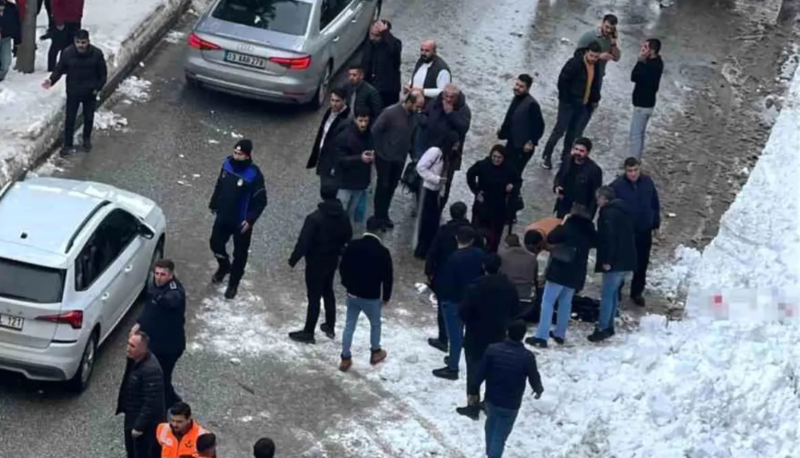 Damdan düşən qar kütləsi gənc qızın ölümünə səbəb oldu