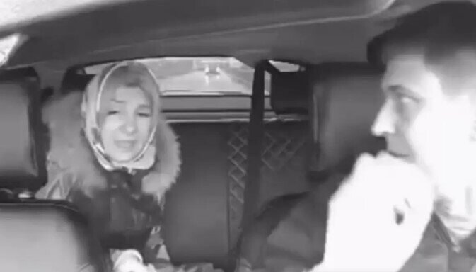 Taksidə qoyulan mahnıya dözə bilməyən qadın sürücünü bıçaqla hədələdi - VİDEO