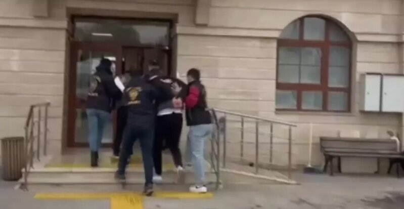 Dəhşətli yol mübahisəsi: Sürücü kuryeri əvvəl döydü, sonra avtomobillə vurdu - VİDEO