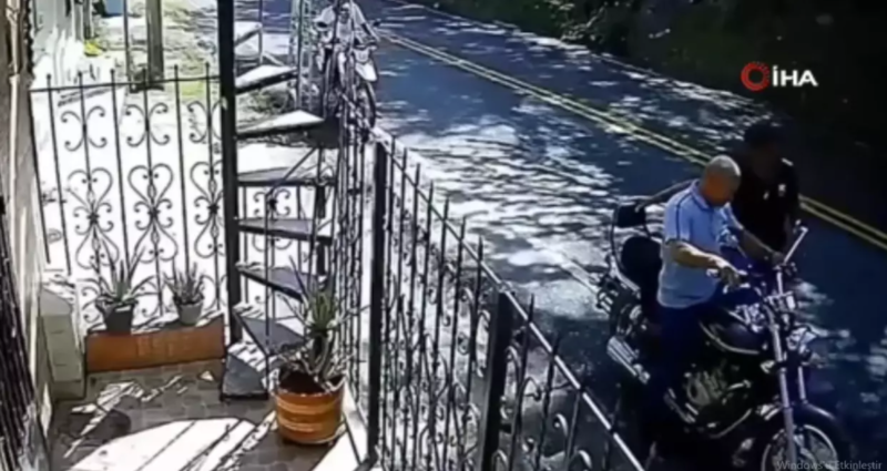 Dəhşətli faciə son anda önlənib - Nəhəng qaya parçası yolun kənarındakı insanları az qala əzəcəkdi - VİDEO