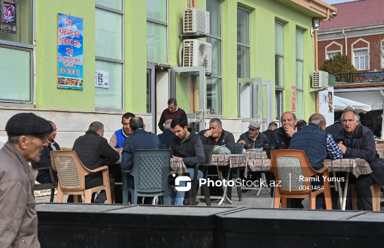 Göygöldə kafedə dava düşdü, müştərinin başına stəkan çırpdılar