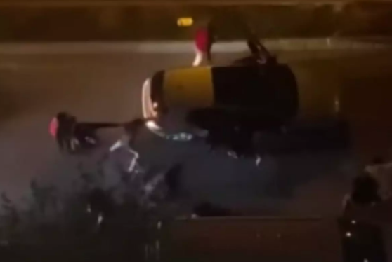 Küçə ilə hərəkət edən nəqliyyat vasitələrinin sürücüləri arasında dava: "Hamiləyəm, belə etməyin" - VİDEO