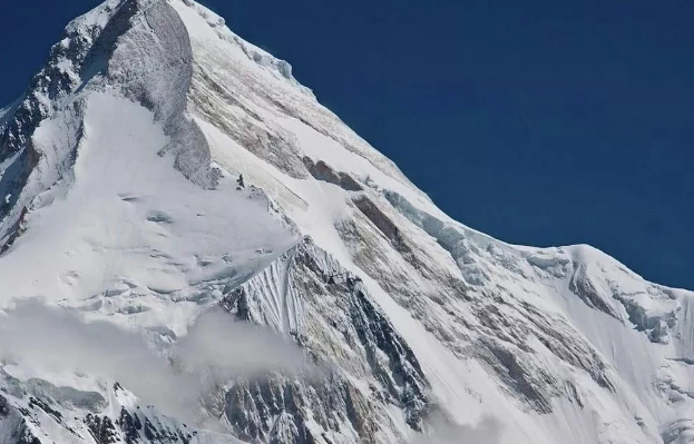 Qırğızıstanda alpinistləri xilas etməyə yollanan helikopter sərt eniş edib: Xəsarət alanlar var