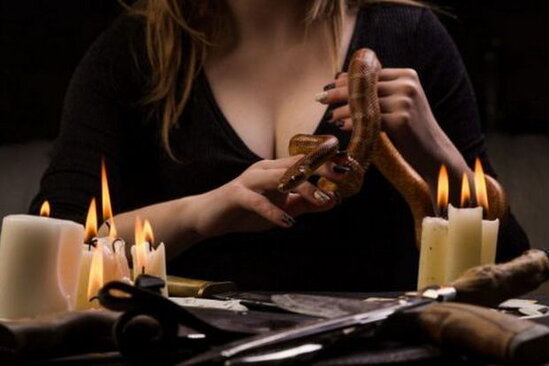 "Cinlər"dən bezən kişi məşhur falçını qətlə yetirdi - VİDEO